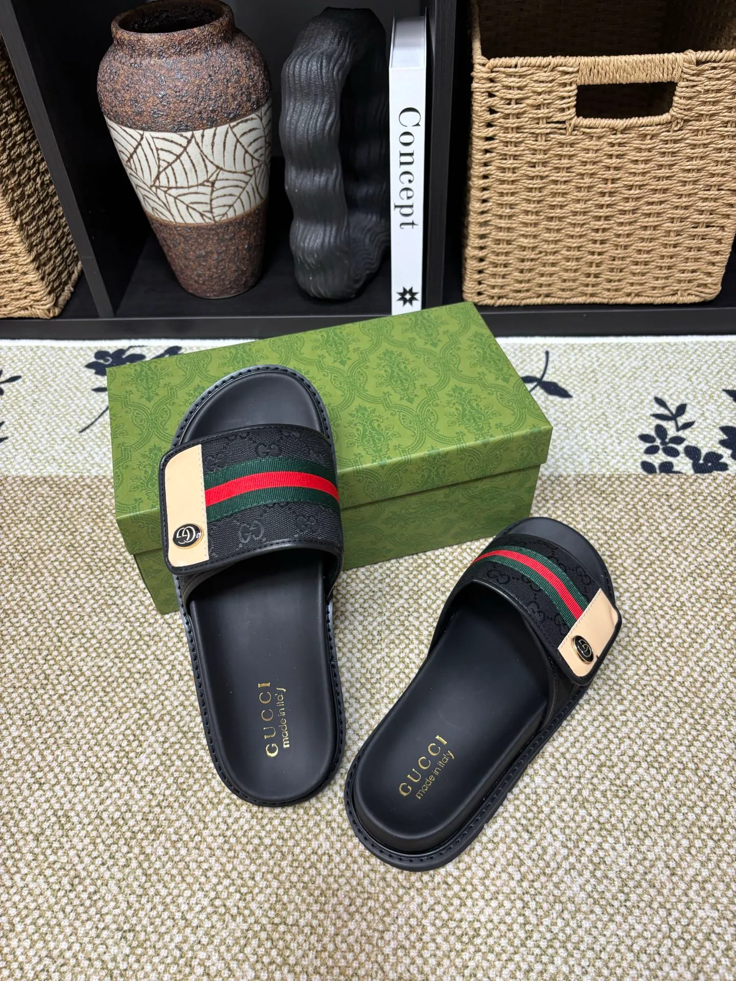 Factory 💰 300 yuan Gucci slippers] high-end men's shoes brand official website 1:1 latest masterpiece: original mold customization, the fabric is made of imported original materials, upgraded outsole, lighter and non-slip. The market's top quality, simple yet tasteful, a must-have for fashionistas, fashionable at your feet, full of confidence, the same style at the counter 👍The season of summer slippers is here. Code: 38-45 (45 customized)